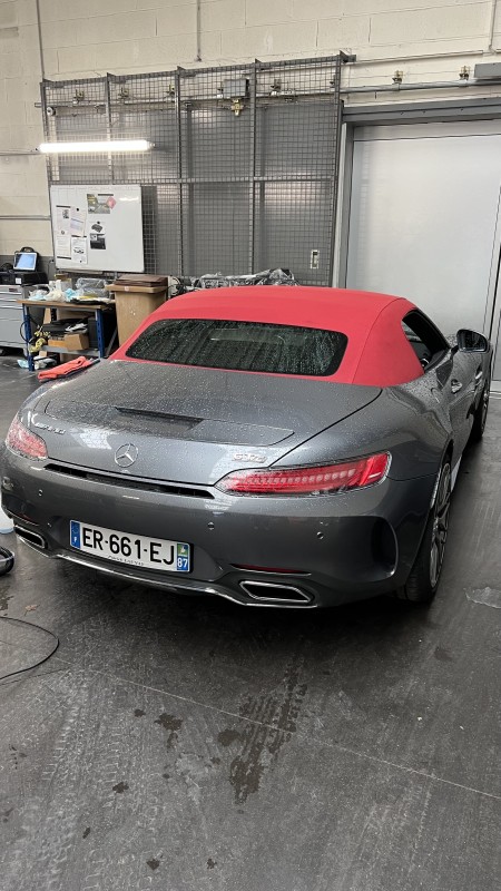 Nettoyage Entretien d'une Capote Tissu Rouge sur une Mercedes AMG GTc à Brive-la-gaillarde